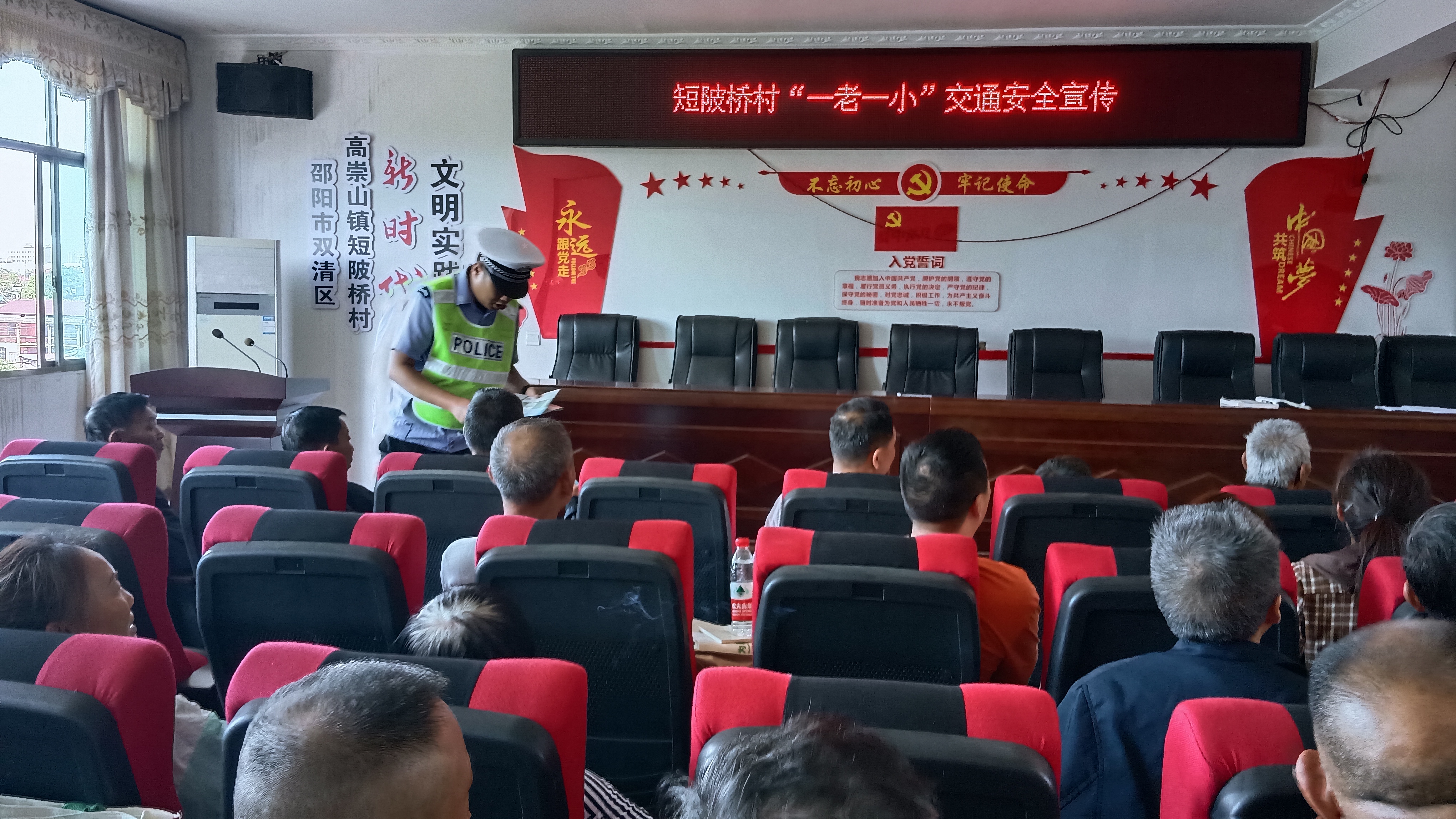 双清交警：紧抓 “一盔一带”，为出行安全 “保驾护航”(图1)