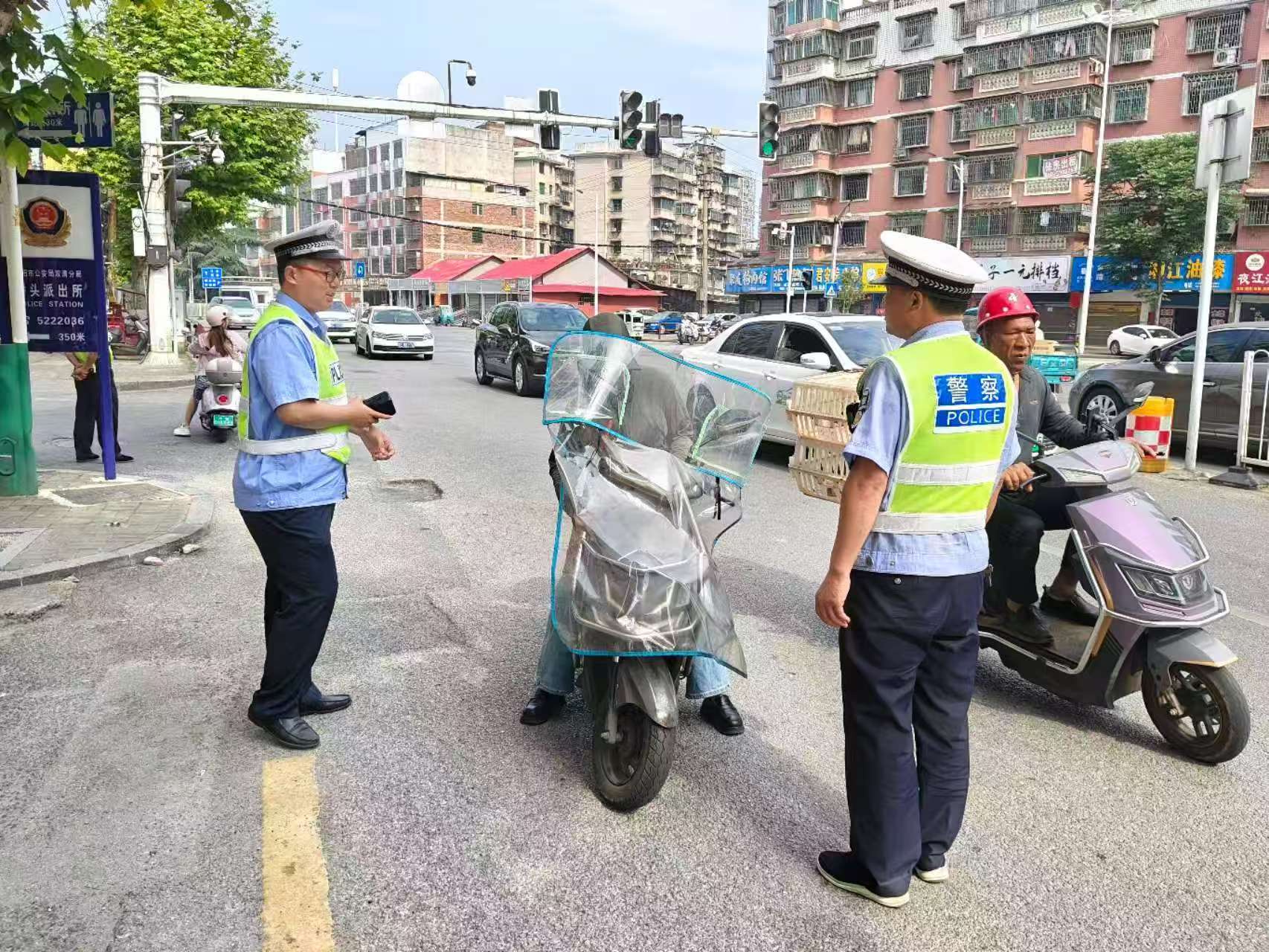 双清交警：紧抓 “一盔一带”，为出行安全 “保驾护航”(图2)