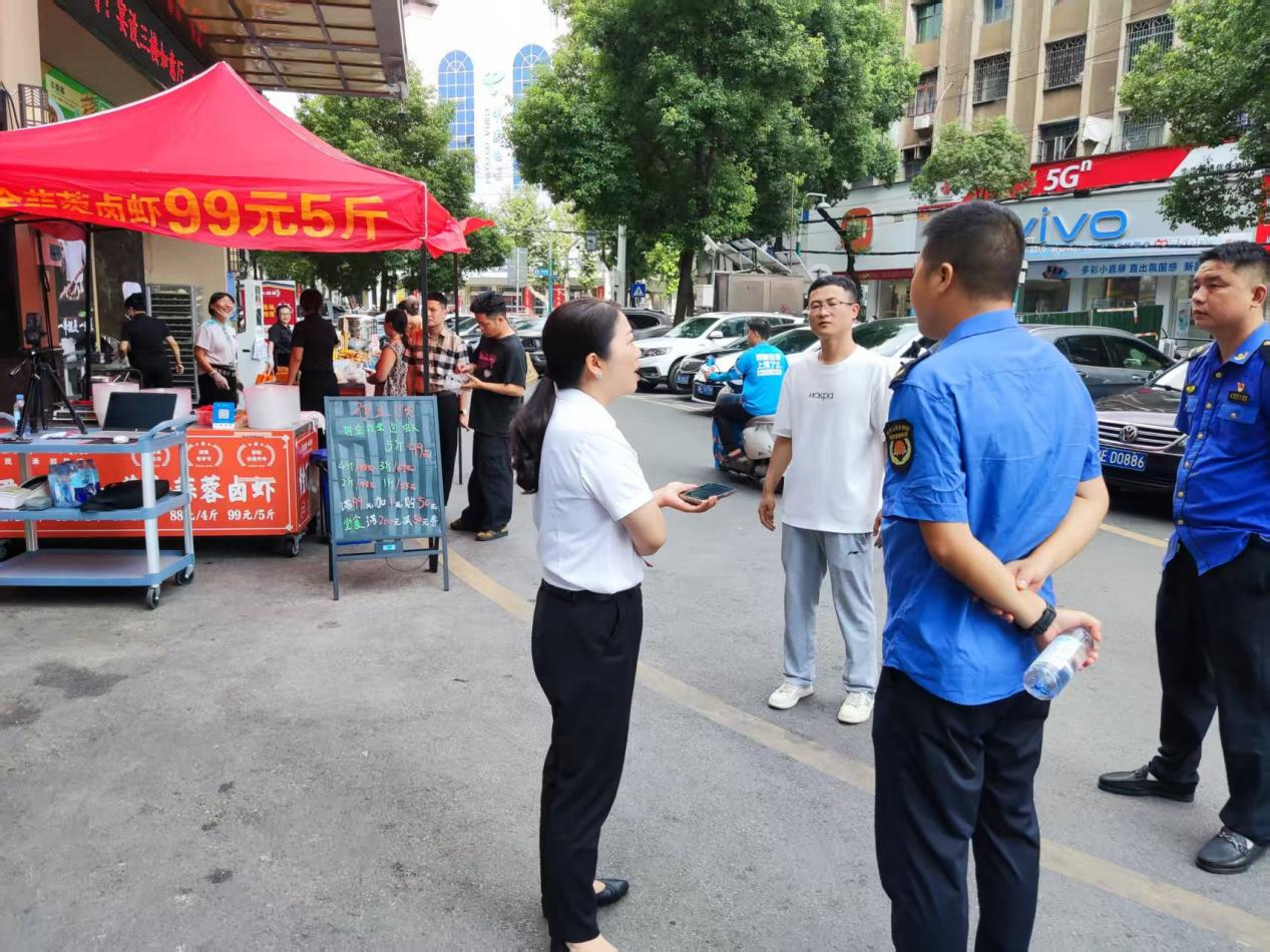 双清城管：规范经营秩序，重拳整治出店经营(图1)