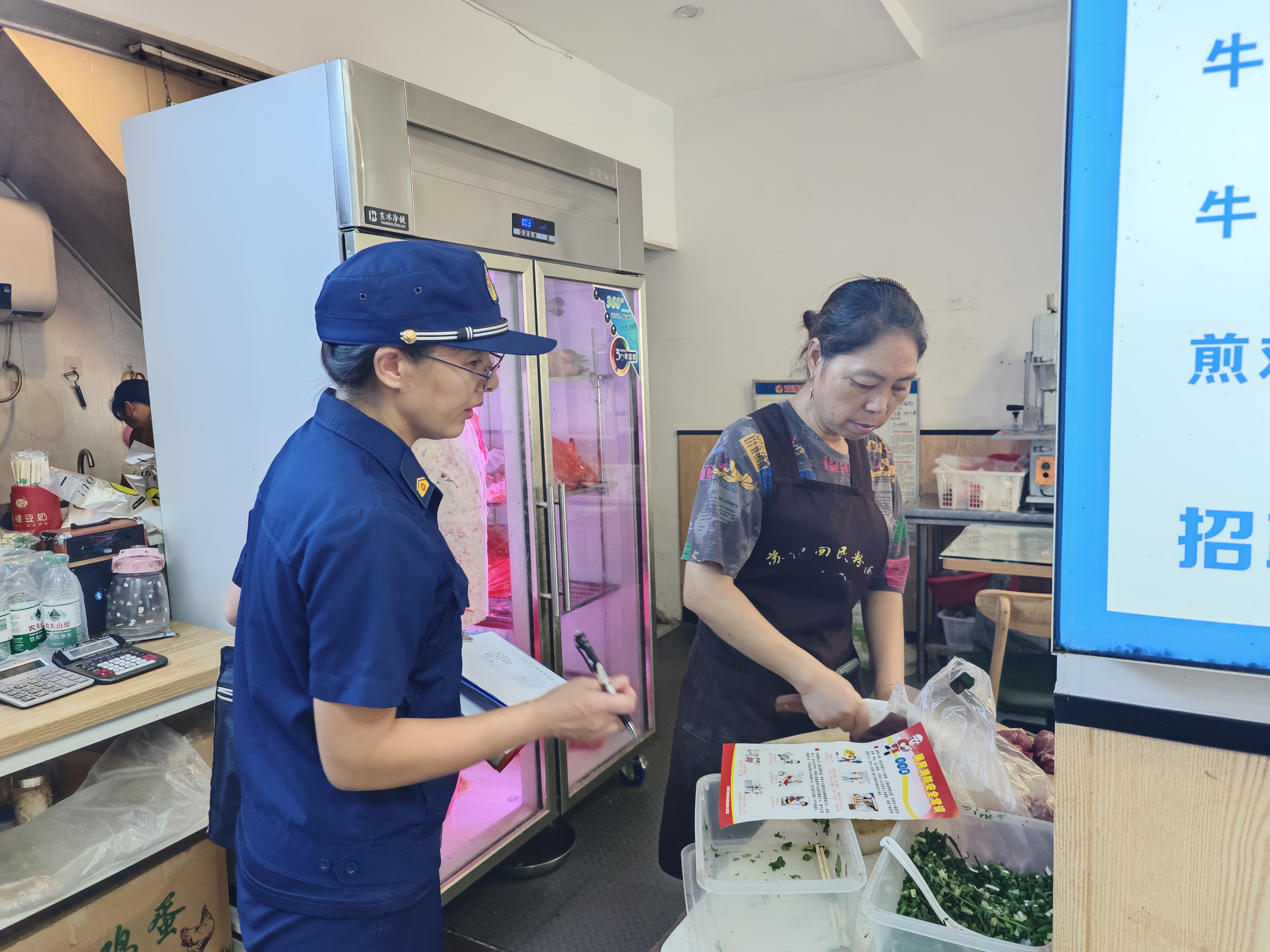 双清消防上门送平安 筑牢餐饮场所消防安全“防火墙”(图2)