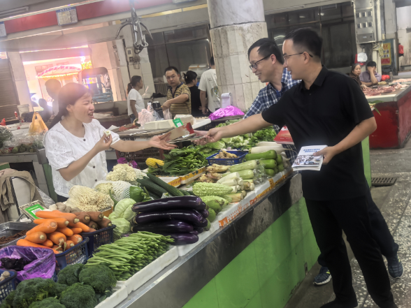 高崇山镇联合市场监督管理局开展野生蘑菇安全宣传活动
