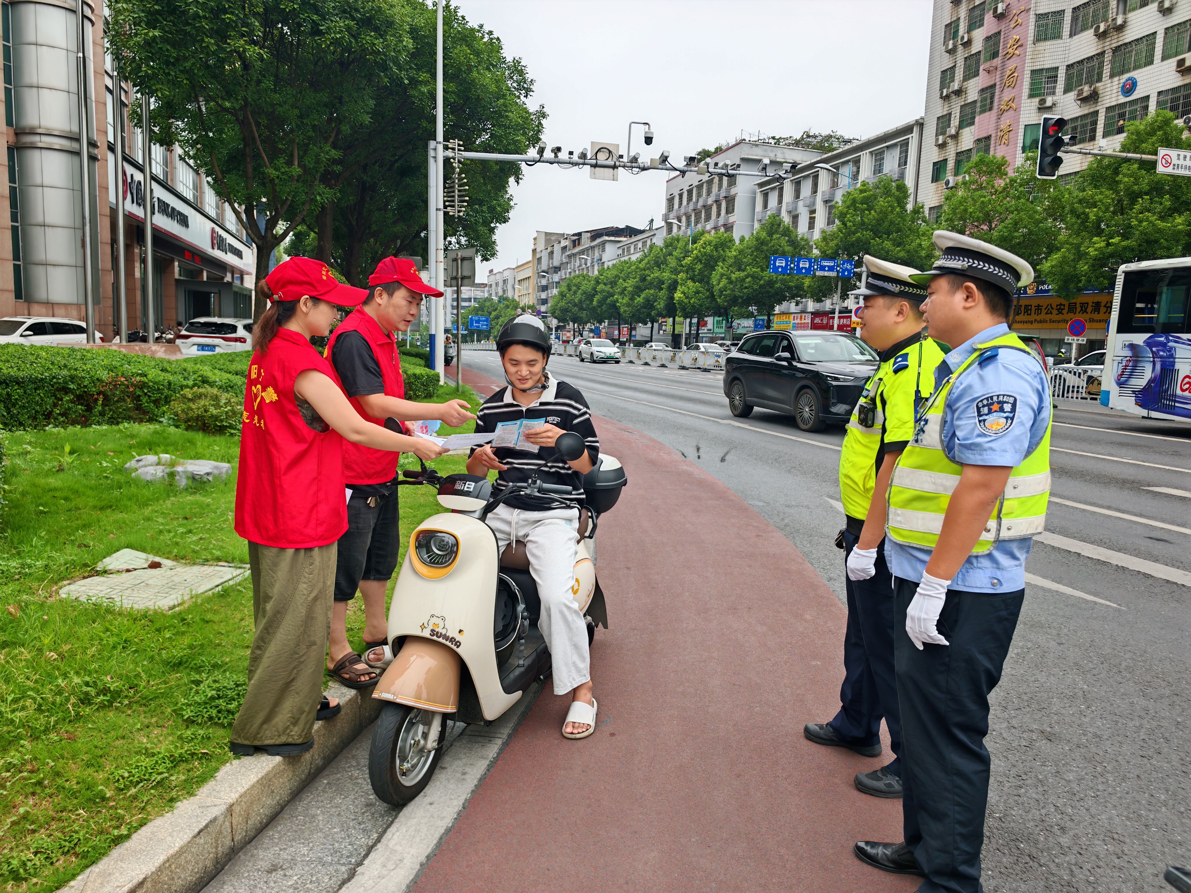 双清交警开展“幸盔有你”宣传活动 多措并举守护市民出行安全