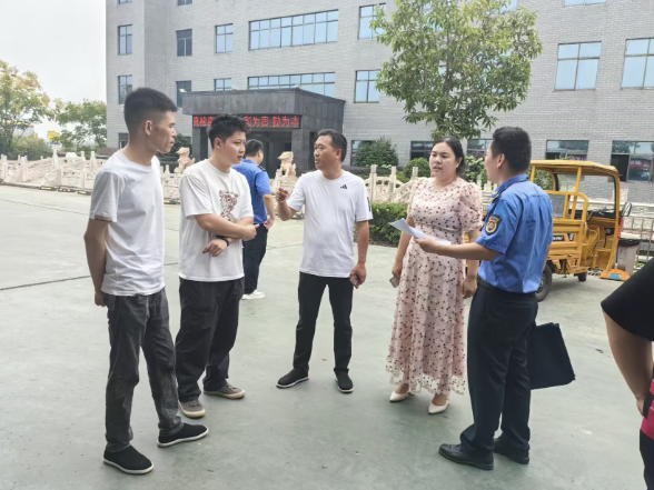 双清区高崇山镇：依法“扫码入企”新模式，筑牢安全生产“防火墙”