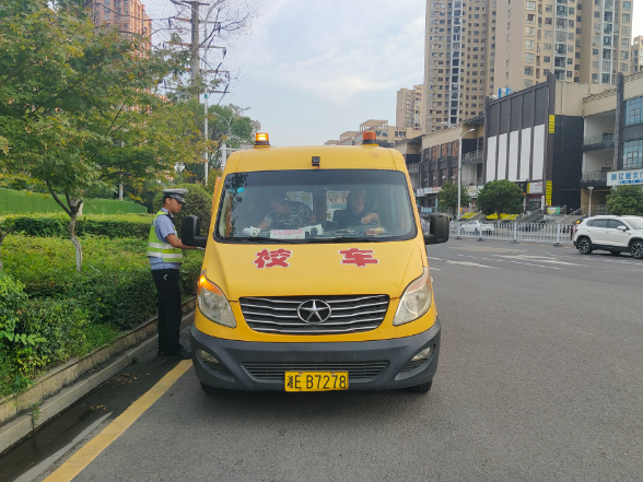 开学护学进行时 | 双清交警精准排查校车隐患，筑牢学生安全防线