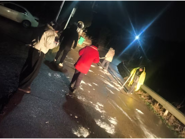 双清区高崇山镇积极应对冰冻雨雪天气 全力保障群众安全与社会稳定