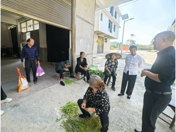 高崇山镇：秋收季打好“蓝天保卫战” 禁烧宣传走进农家院落