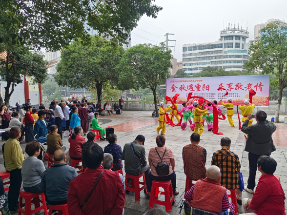 双清区桥头街道迴栏街社区：今秋遇重阳 乐享敬老情