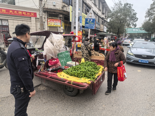 双清春运：高崇山镇多部门联合整治临时马路市场 畅通春运“最后一公里”