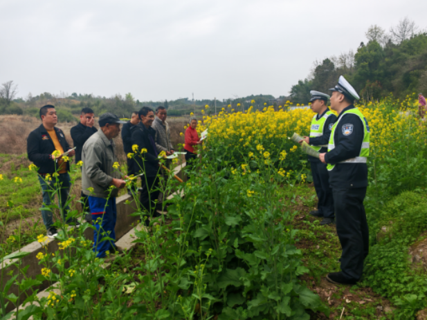 春耕农忙正当时 双清交警深入田间地头开展春耕交通安全宣传