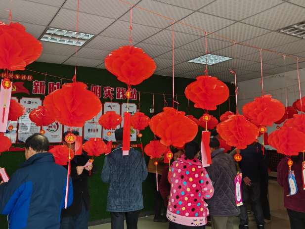 猜灯谜闹元宵 邻里同心话团圆