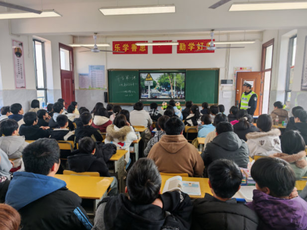 守护青春出行路：双清交警“知危险 会避险”开学第一课走进高崇山中学