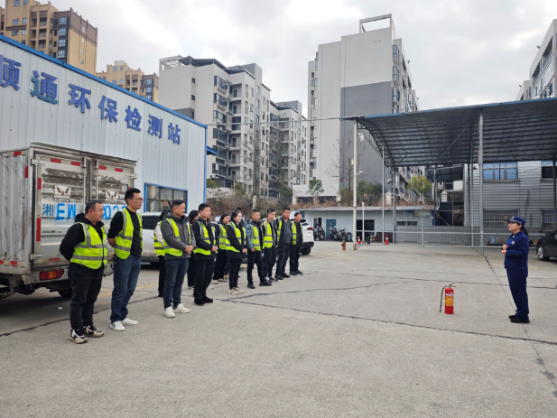 双清区消防救援局深入社会单位开展复工复产消防安全培训演练