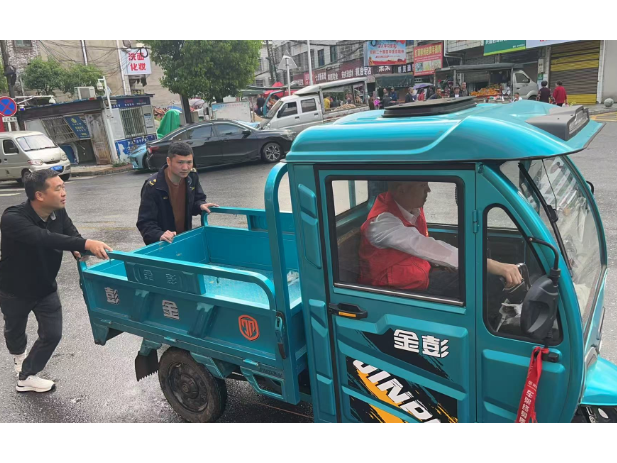 双清区高崇山镇：聚焦重点车辆整治 护航赶集日交通安全