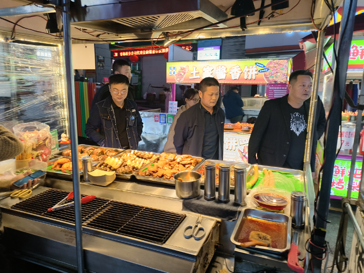 双清区城管局：坚持“执法+服务”相结合 扎实推进流动摊贩油烟专项整治