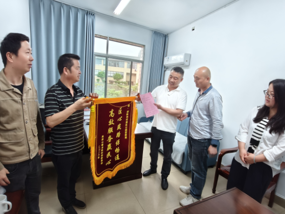 乡村烂路变幸福坦途 锦旗诉说民生幸福