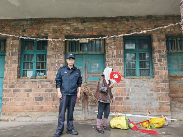 雨天暖警护归途 双清公安暖心救助走失老人平安回家