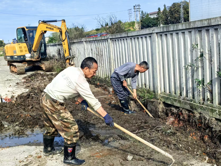 兴隆街道龙皇桥社区：路面积水扰群众，迅速行动解民愁