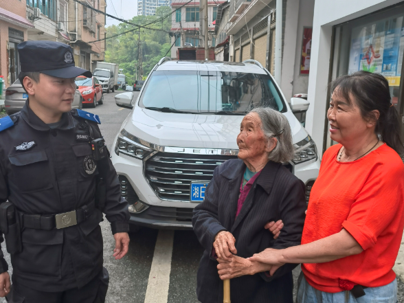 耄耋老人迷路街头 快警温情护航暖人心