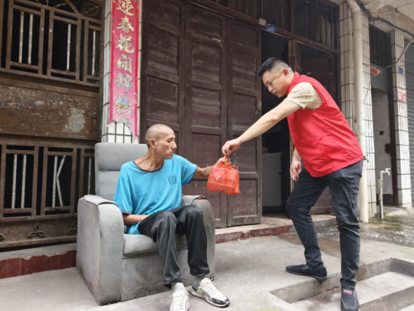 东风路街道通衡街社区：网格员一顿热饭温暖独居居民