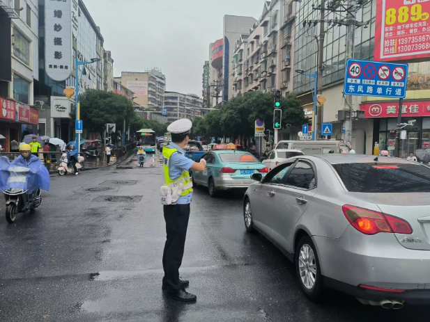 龙舟竞渡迎端午 坚守护航保畅通 双清交警圆满完成端午龙舟大赛交通安保工作