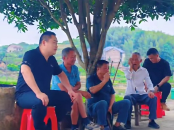 双清区高崇山镇渔长村：党群阵地“不打烊”，居民对弈“笑满堂”