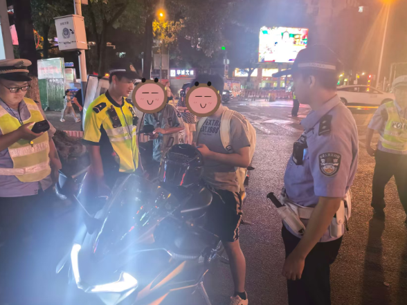 双清交警开展夜间交通专项整治行动：严打摩托车违法飙车炸街