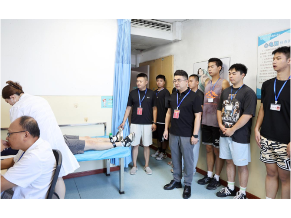 家长请留步！直击双清征兵体检“全封闭”现场
