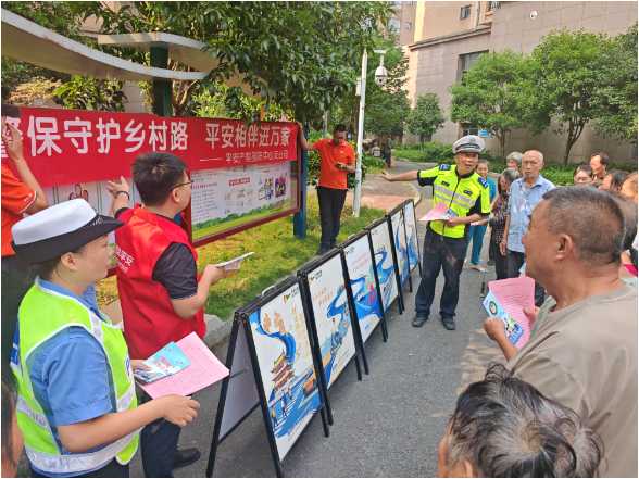 警保联动送安全 双清交警走进农村集市与院落