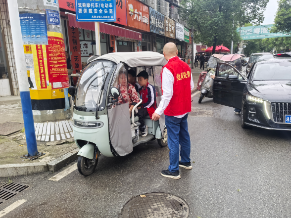 党员先锋护学忙 集市整治不松劲 | 高崇山镇：“七必上”筑牢平安线 