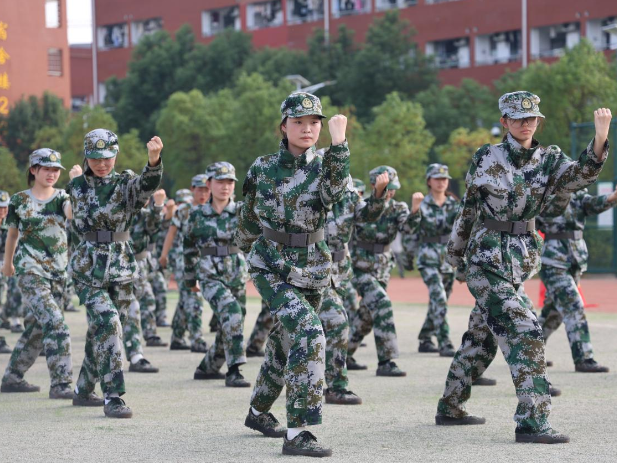 训练场上的国防教育课——湖南邵阳双清区人武部深化学生军训教育