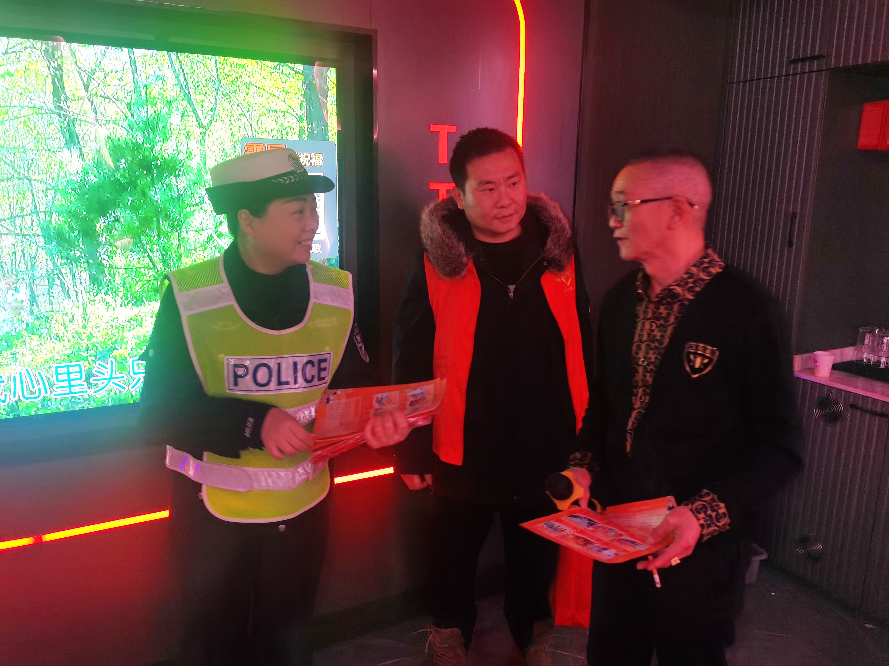  双清交警走进餐馆KTV  开展“反酒醉驾”宣传(图1)