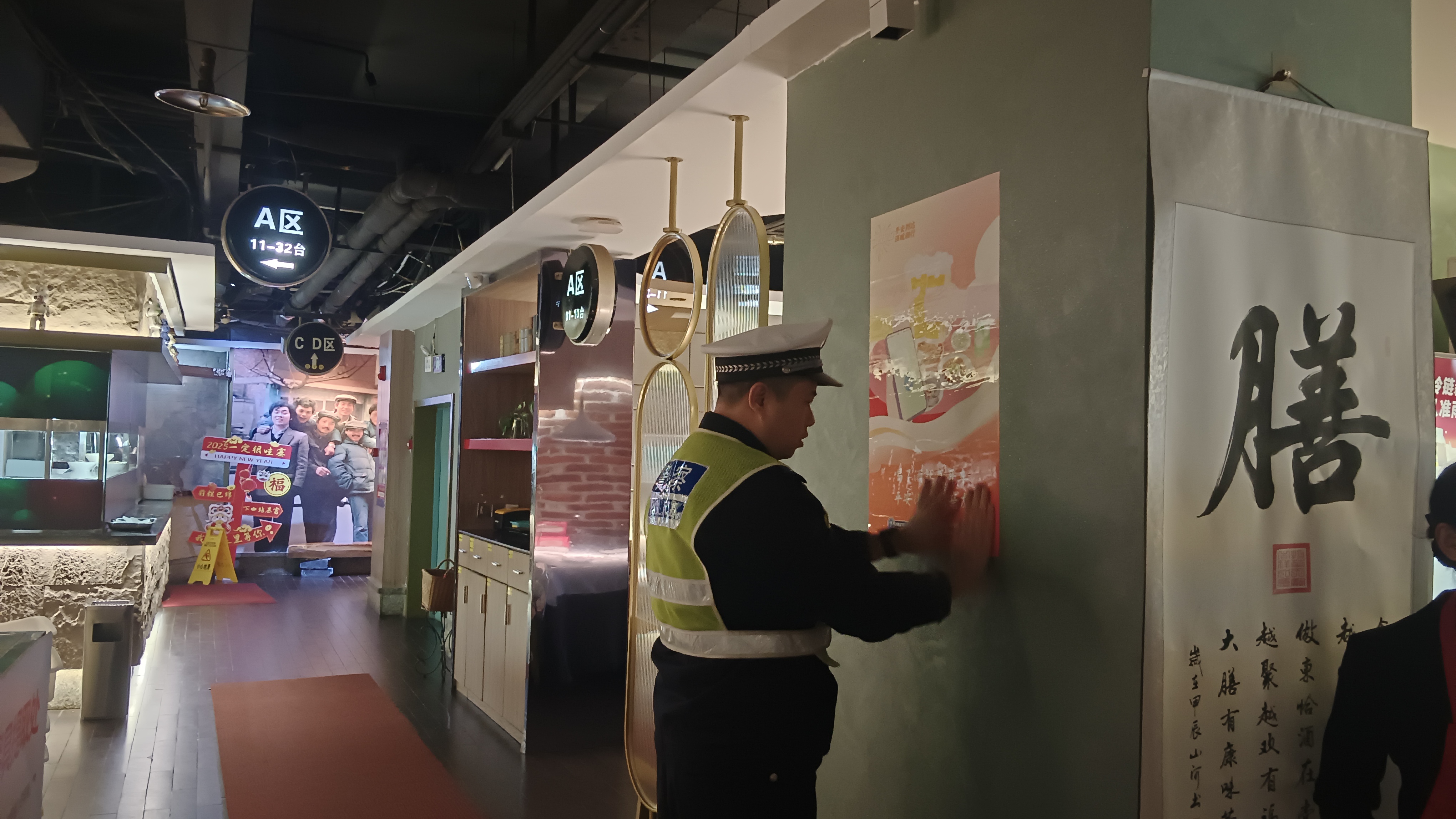  双清交警走进餐馆KTV  开展“反酒醉驾”宣传(图2)