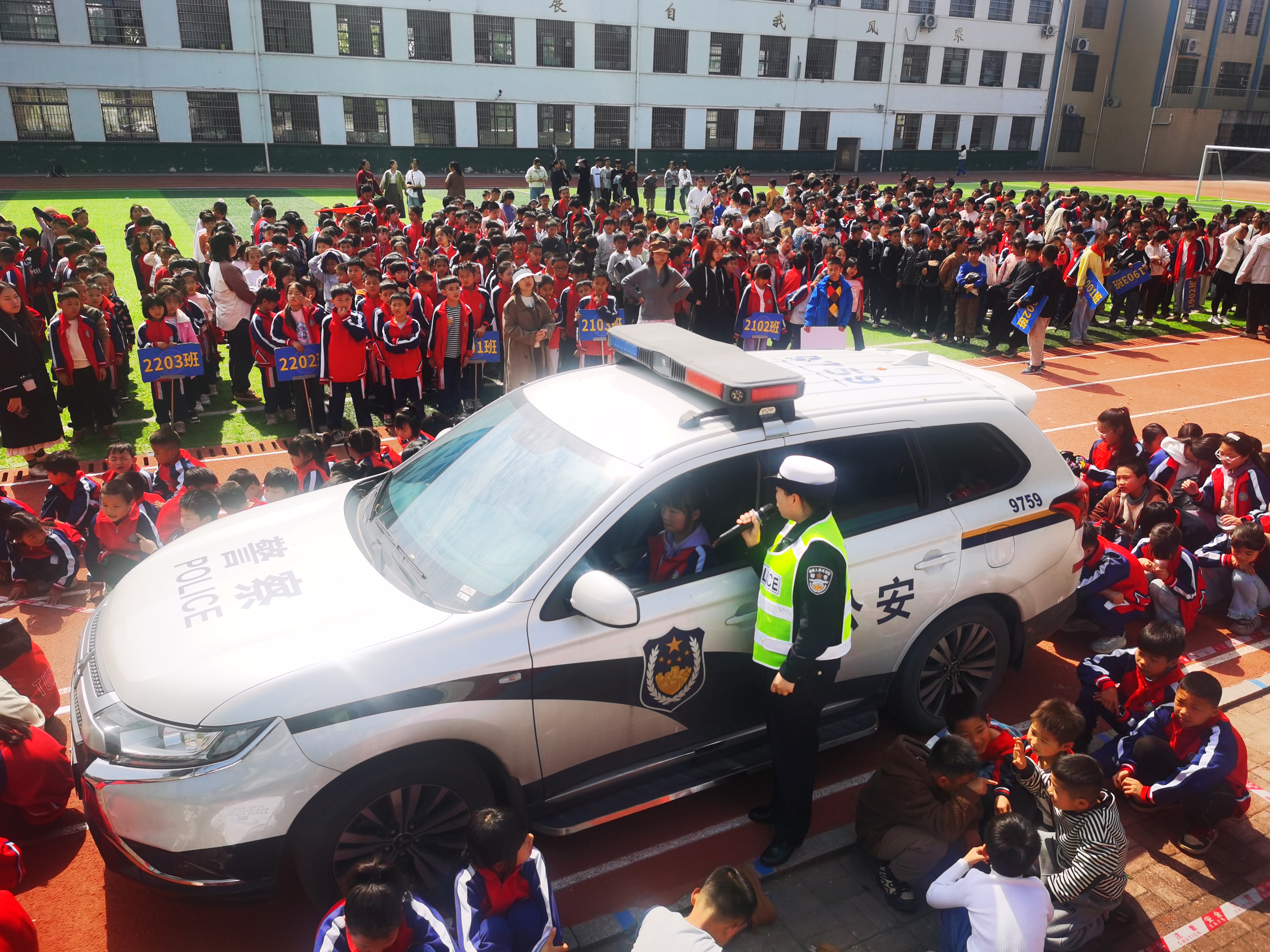 双清交警进校园 铺就学生安全路(图2)