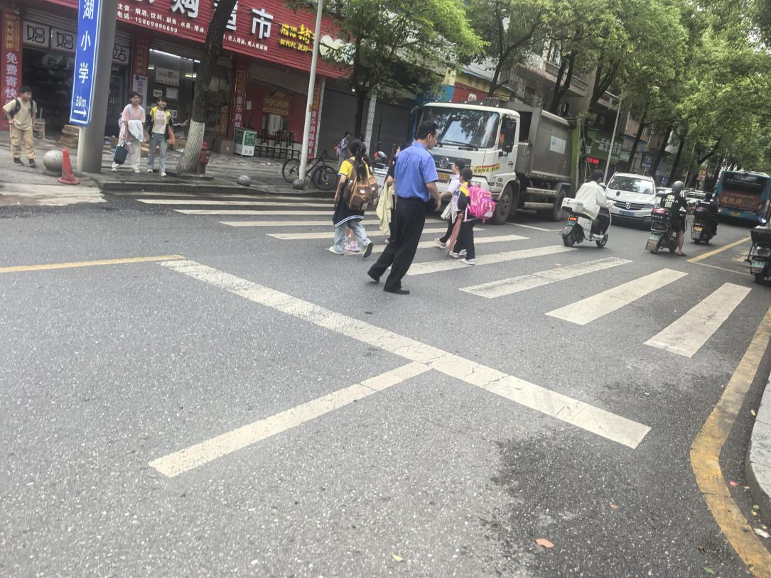 双清城管：站好“护学岗”，畅通回家路