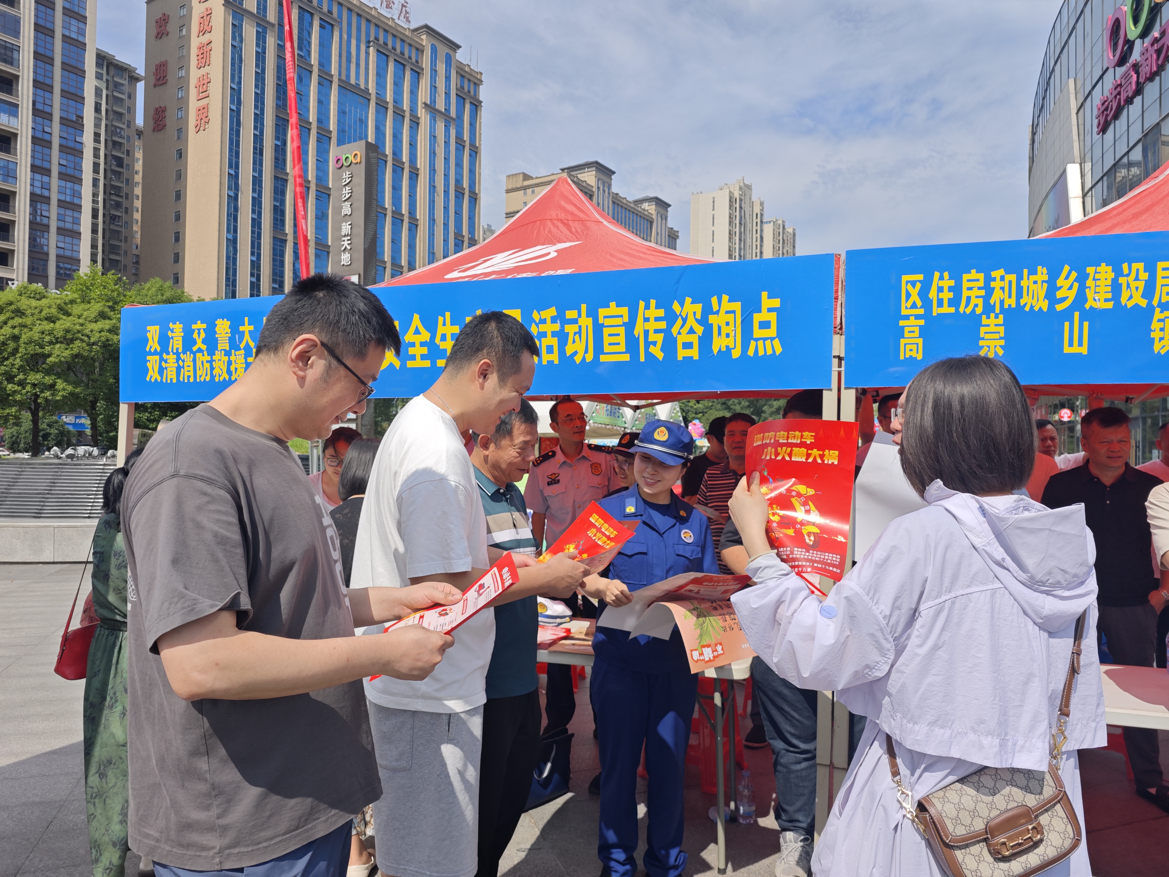 宣传员跟居民讲解电动车消防安全.jpg