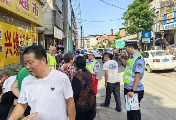 筑牢交通安全防线共建平安出行环境——高崇山镇联合多部门开展交通安全宣传活动