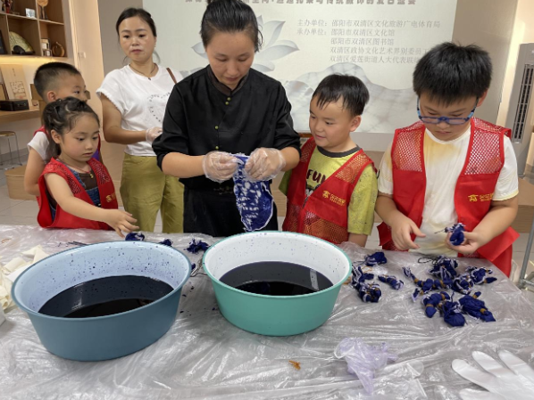 双清区暑期非遗盛宴：扎染 “活” 起来 传统服饰 “动” 起来 点燃少年匠心