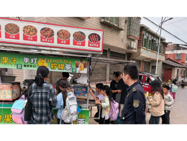 高崇山镇：筑牢校园周边安全防线，守护学生“舌尖上的幸福”