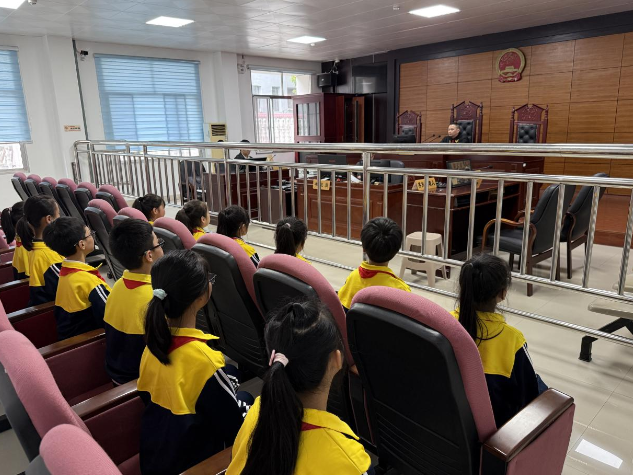 走进法院学法治，护航成长助远航  ——龙须塘小学组织学生走进双清区人民法院