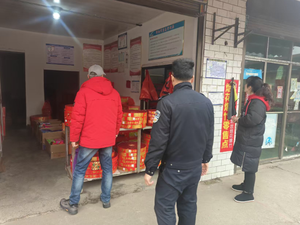 双清：高崇山镇开展烟花爆竹“打非治违”联合执法行动