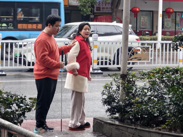 暖心护送！双清区数据局政务大厅志愿者为视障群众架起“公交出行桥”