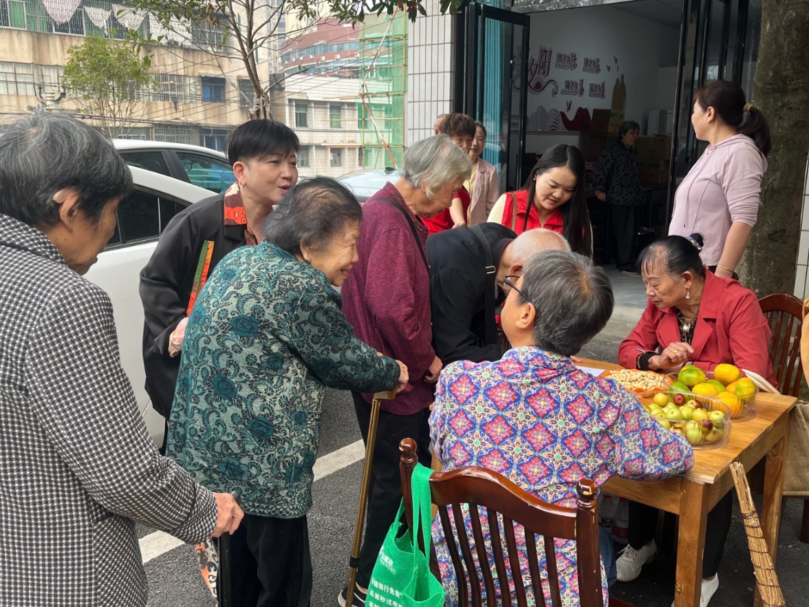 党建聚合力 情暖重阳节 服务暖民心 ——汽车站街道电信小区开展重阳敬老主题活动