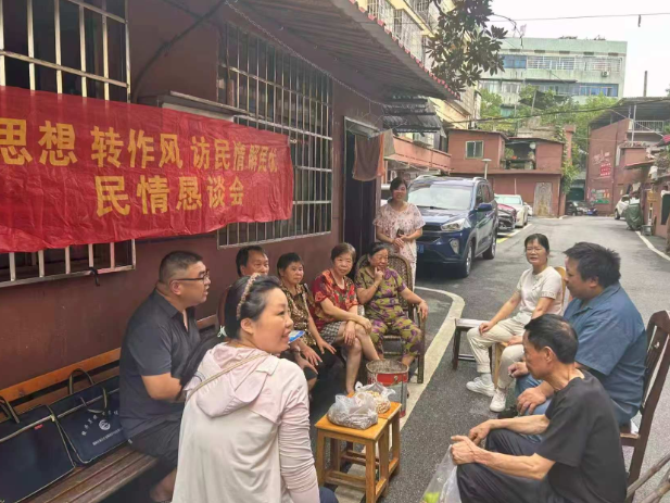 联建监督双发力 点亮楼道护平安 ——小江湖街道五一社区老旧楼栋亮化消防提质
