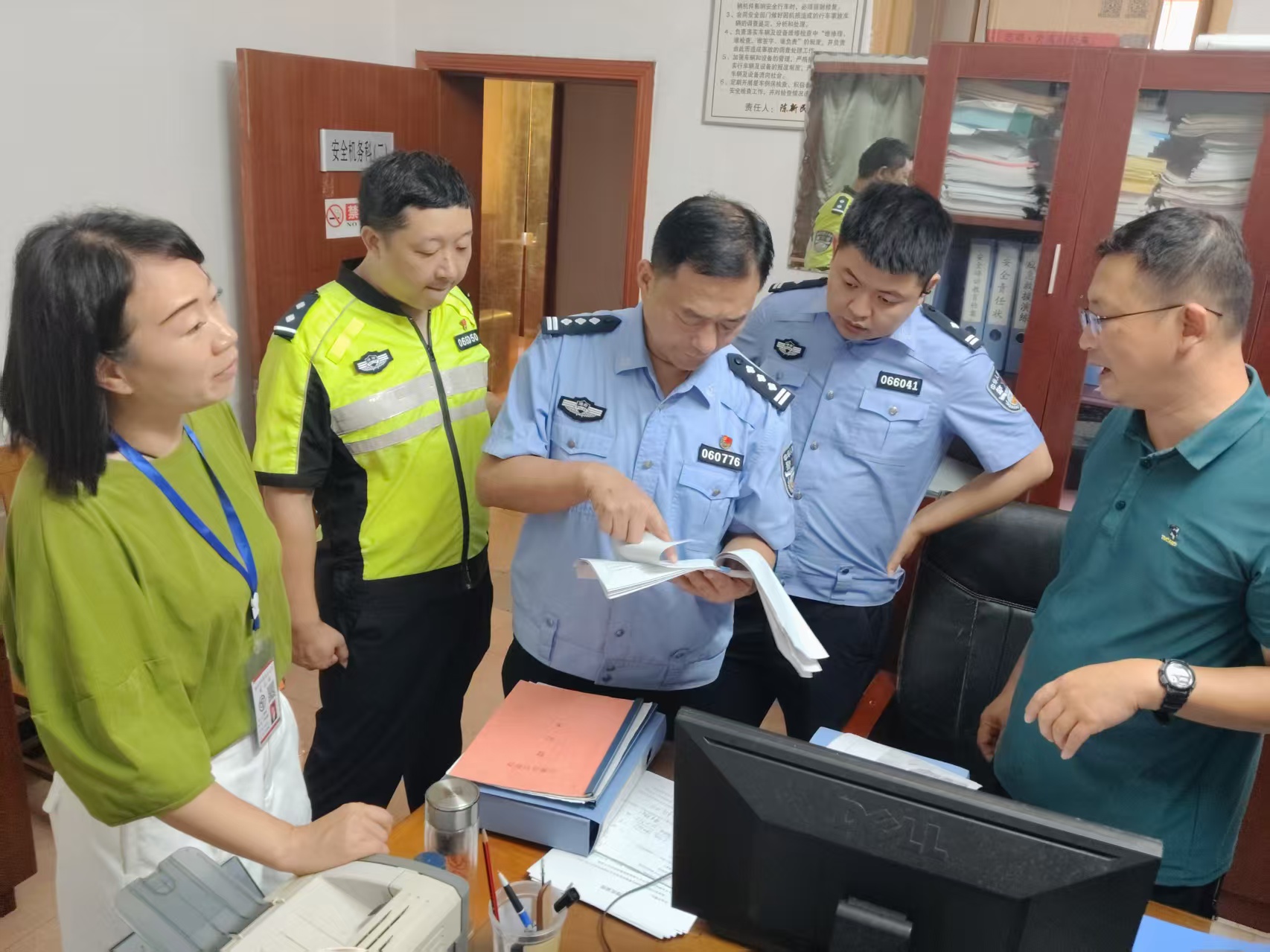 交警1.jpg 交警1.jpg