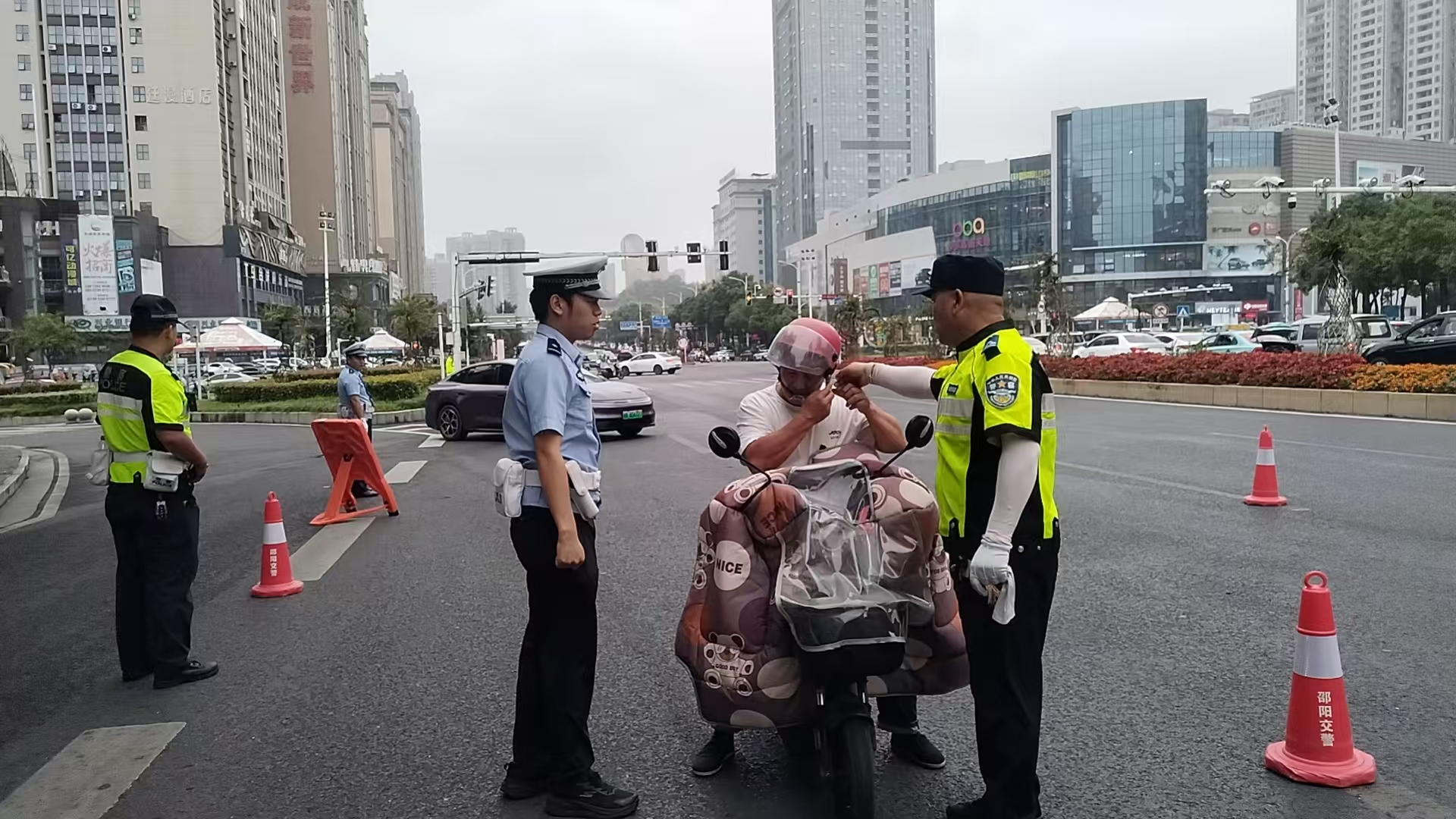 交警4.jpg 交警4.jpg