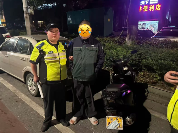双清交警：国庆夜查不松懈 酒驾查处现场敲警钟