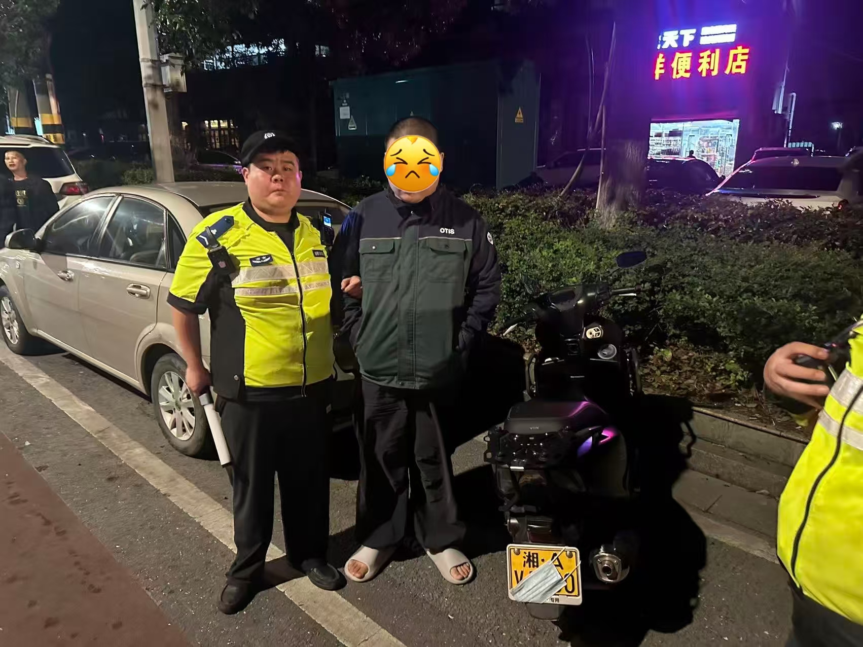 交警.jpg 交警.jpg