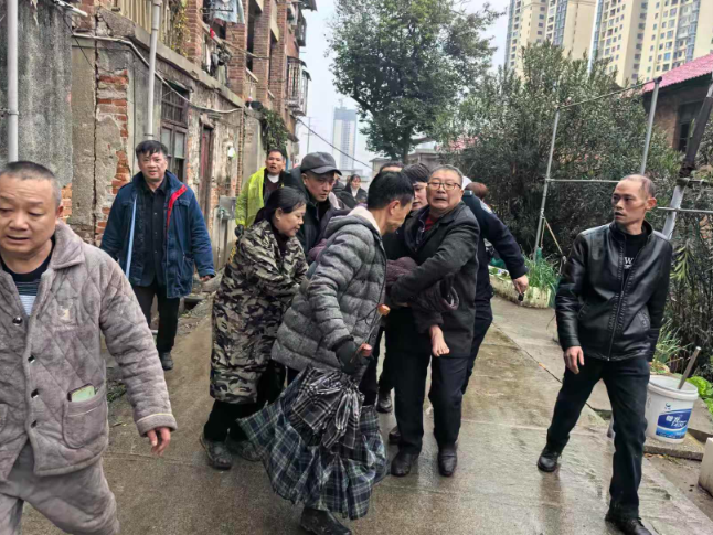 警民昼夜接力搜救 八旬患病老人平安归家