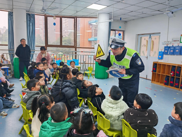 寒假前安全“童”行 双清交警与萌娃互动上好交通安全课