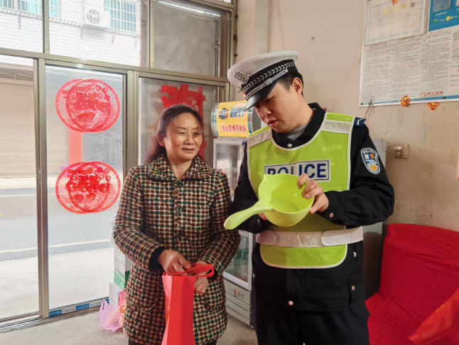 双清交警走村入户 护航平安春运